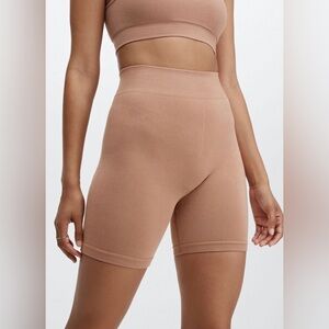 Fabletics Cloud Seamless Ribbed High-Waisted 7" Short in Driftscape